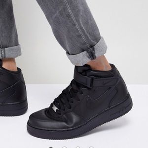 Black Air Force 1’s